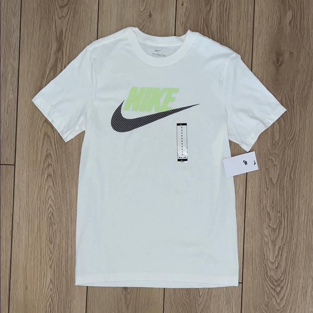 Nike White Short Sleeve Tee with Iconic Swoosh